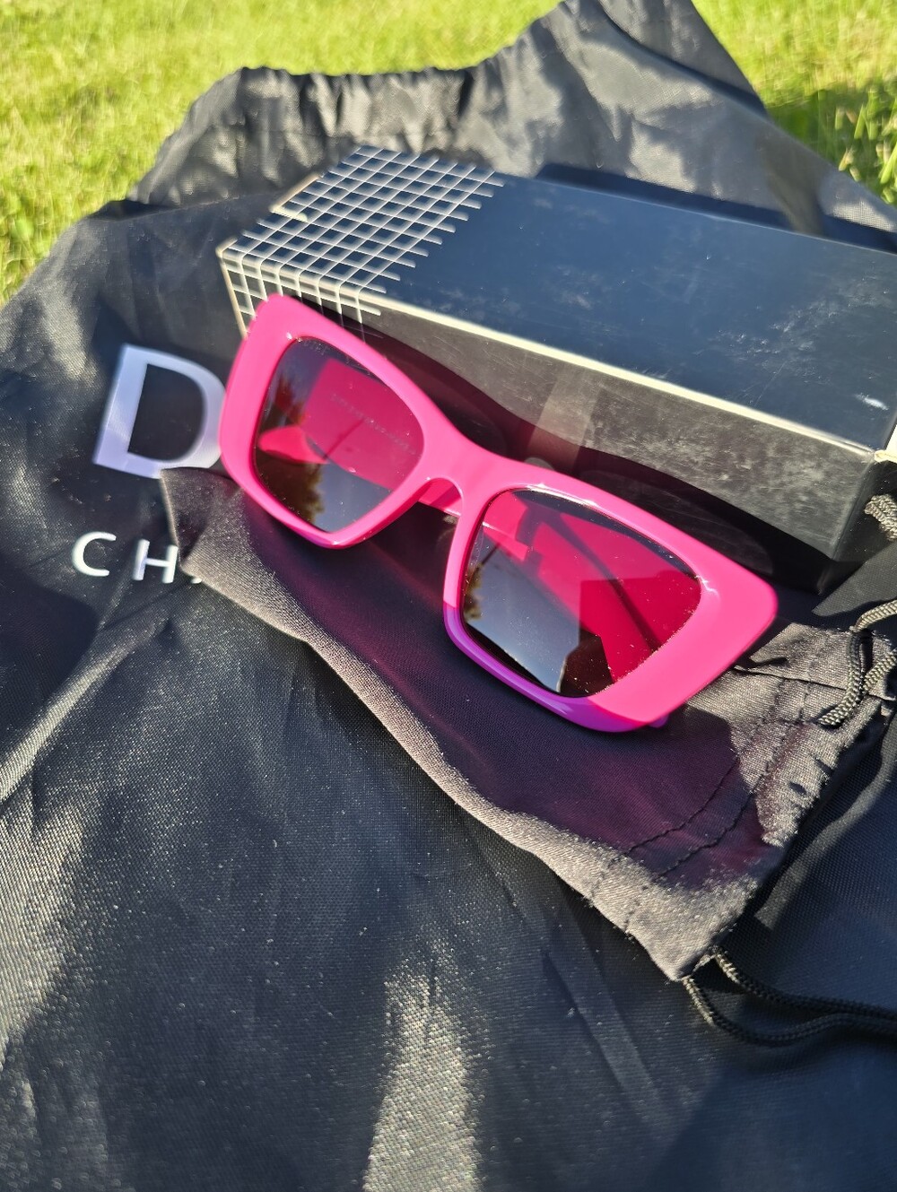 NIB! DIFF Eyewear, Aura, Hot Pink Square Sunglasses, Bright Pink Grey, MSRP $108 - Picture 6 of 8